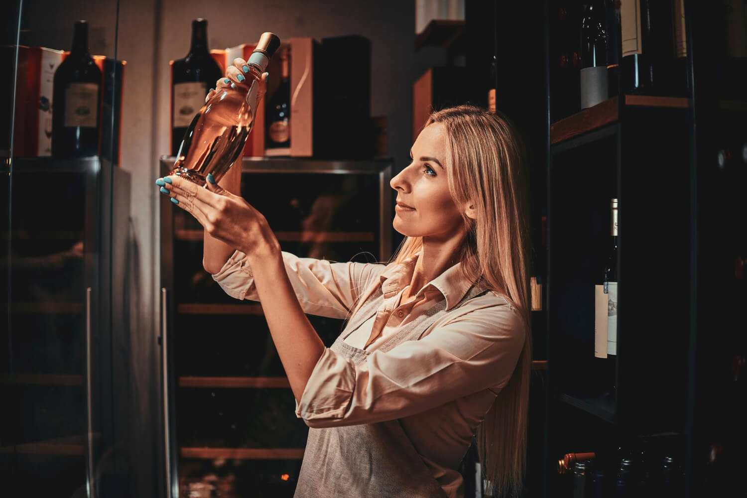 mulher escolhendo vinho