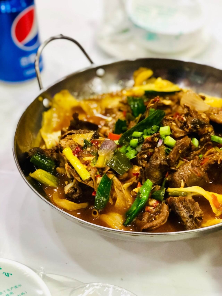 Prato apetitoso com Pimenta Carmencita adicionando uma explosão de cor vermelha e sabor picante.