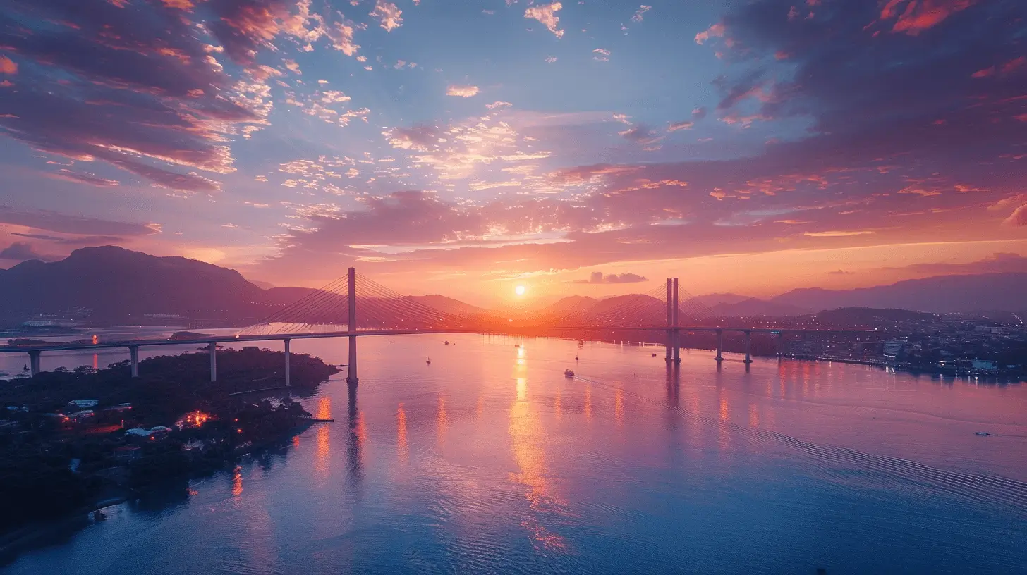 Ponte Hercílio Luz em Florianópolis ao pôr do sol.